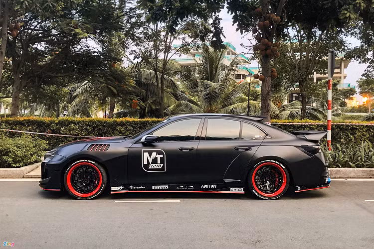 Ngoại hình chiếc xe gần như được thay đổi hoàn toàn. Chỉ còn một vài chi tiết nhận dạng đặc trưng của chiếc Lux A2.0 như logo chữ V và cụm đèn daylight đặc trưng phía trước.