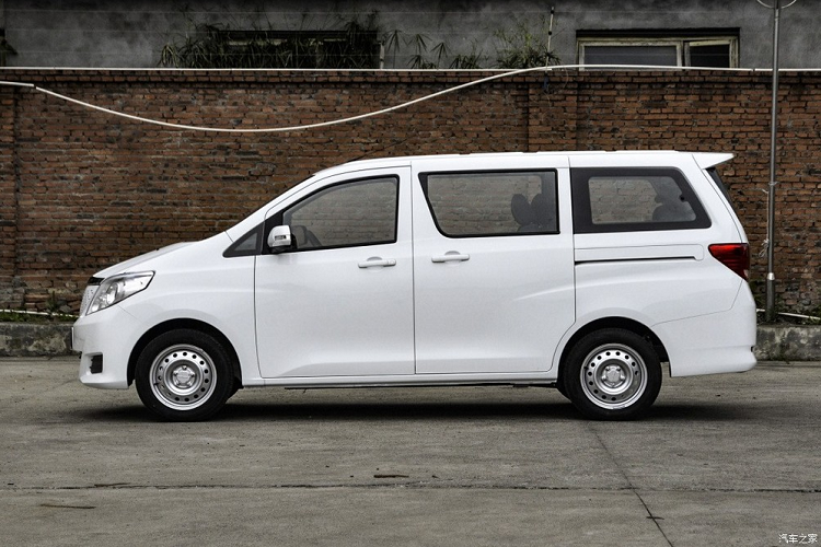 Yema Spica EV 2022 mới là một mẫu xe minivan giá rẻ vốn được ra mắt trong năm 2015, và giờ đây, sau 6 năm, nhà sản xuất Yema quyết định tung ra một phiên bản xe điện thuần túy để phù hợp xu hướng. Như hình ảnh, ta thấy Spica có lưới tản nhiệt khép kín điển hình của xe điện và một bộ la-zăng bằng thép trông khá đẹp.