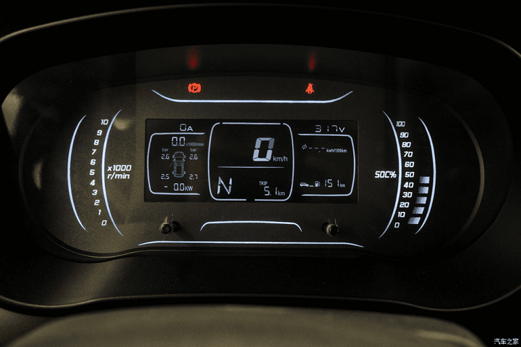 Nhìn vào hình ảnh nội thất, ta có thể dễ dàng nhận “độ tuổi” của mẫu minivan rẻ tiền này. Hệ thống radio của xe trông giống những gì đã ra đời cách đây hàng chục năm. Yema có cố gắng cải thiện Spica một chút với một bảng đồng hồ kỹ thuật số nhưng thực tế thì nó trông khá rối mắt. Cụm điều khiển trung tâm trông cũng cực kỳ đơn giản với chỉ một bộ chọn số đơn lẻ.