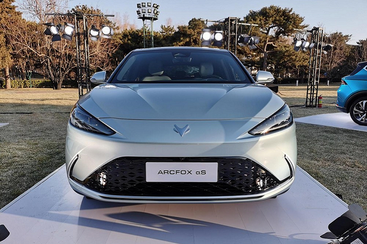 Năm 2020, Arcfox đã ra mắt thị trường mẫu α-T (Alpha-T) đẹp mắt, giờ đây họ chính thức giới thiệu mẫu xe điện thứ hai gọi là αS (Alpha S) - hay Arcfox Alpha S 2021 mới. Đây là một mẫu xe sedan có thiết kế đẹp mắt, bóng mượt với hệ số lực cản chỉ 0,26 Cd.