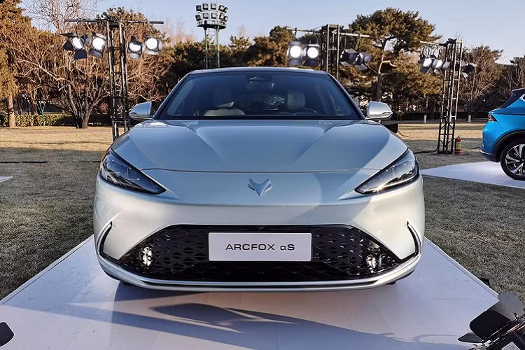 Năm 2020, Arcfox đã ra mắt thị trường mẫu α-T (Alpha-T) đẹp mắt, giờ đây họ chính thức giới thiệu mẫu xe điện thứ hai gọi là αS (Alpha S) - hay Arcfox Alpha S 2021 mới. Đây là một mẫu xe sedan có thiết kế đẹp mắt, bóng mượt với hệ số lực cản chỉ 0,26 Cd.