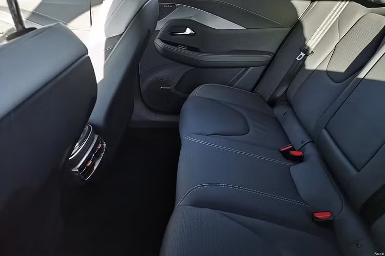 Tương ứng với vẻ ngoài sang trọng, nội thất của Alpha S trông cũng rất vừa mắt và thể hiện tính chất công nghệ tân tiến. Điểm nhấn nổi bật là thiết lập 3 màn hình trên mặt táp lô, và thậm chí cả một màn hình HUD nữa. 