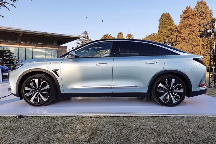 Theo công bố của nhà sản xuất, mẫu sedan điện Arcfox Alpha S có kích thước cụ thể là dài 4.930 mm, rộng 1.940 mm, cao 1.599 mm, và trục cơ sở 2.915 mm. Alpha S có thể được trang bị với 1 hoặc 2 mô tơ điện tùy chọn. 