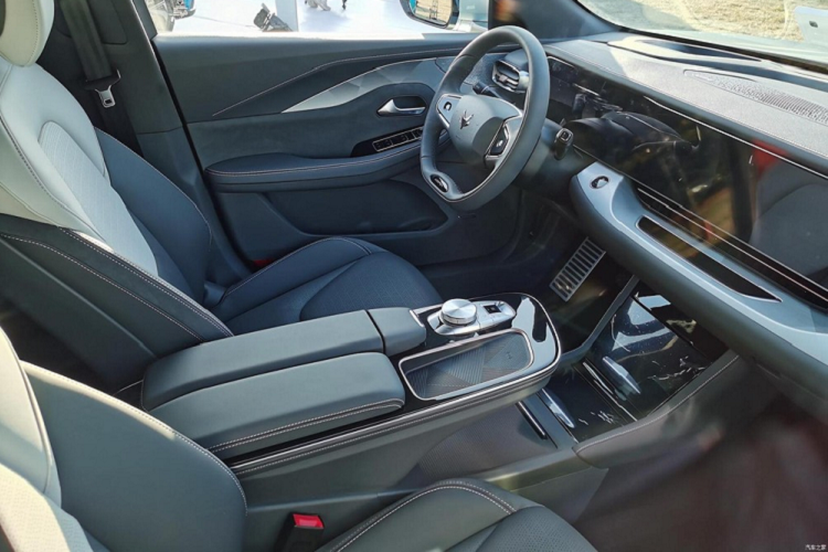 Với 1 mô tơ điện, công suất xe sẽ là 218 mã lực và 360 Nm mô-men xoắn cực đại, kèm với cự li di chuyển 525 km theo chu kỳ NEDC. Với 2 mô tơ điện, công suất tăng lên thành 435 mã lực và 720 Nm mô-men xoắn cực đại, cự li di chuyển cũng được tăng lên thành 603 km hoặc 708 km tùy thuộc cụm pin. Hơn nữa, mẫu sedan điện mới này cũng có khả năng tự lái Cấp 2.