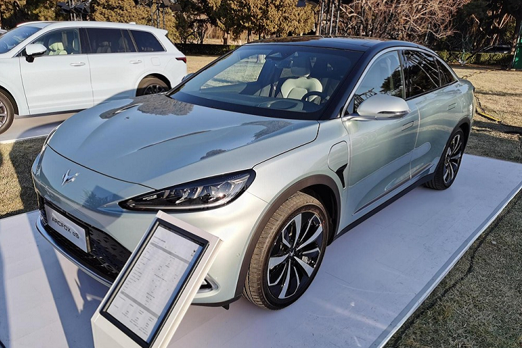 Trong năm ngoái, chúng ta từng biết đến một thương hiệu xe điện mới ở Trung Quốc gọi là Arcfox. Đây là một thương hiệu dưới lá cờ của tập đoàn BAIC, và các chiếc xe điện Arcfox mới được sản xuất bởi nhà máy liên doanh BAIC-Magna.