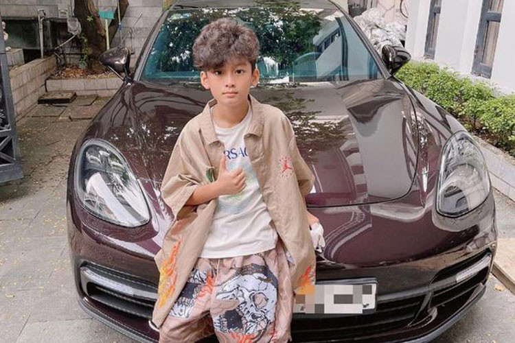 Được biết, đại gia Đức Huy từng "bóng gió" về việc rước chiếc Bentley Flying Spur bản mới nhất này về team của cậu ấm từ cuối 4/2021. Hiện cậu bé Anthony chỉ mới 11 tuổi nhưng đã thu hút hơn 12,2 nghìn lượt theo dõi trên mạng xã hội Instagram với những bức ảnh rất phong cách khi khoe giày hiệu, lúc chụp bên xế "xịn" của bố và mẹ.