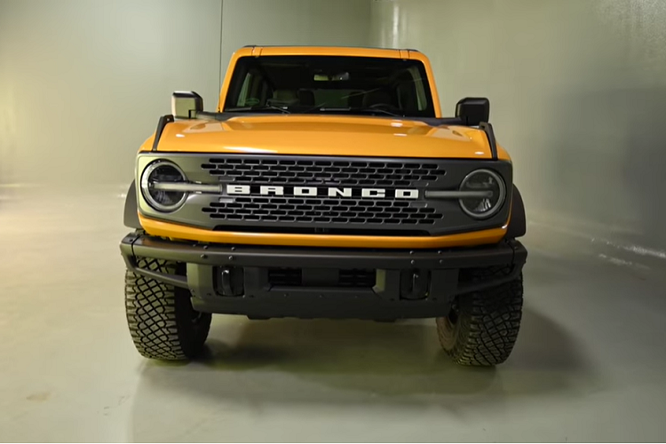 Thậm chí phải nói một số bộ phận dễ tháo ra đến bất ngờ. Vì dụ, tháo vòm bánh xe là một công đoạn chỉ mất vài phút – nó dễ dàng đến mức đáng lo ngại, và có lẽ Ford nên bổ sung một số biện pháp chống trộm cắp.