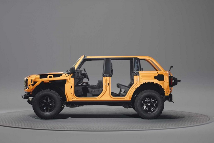 Nói một cách khác, người dùng có thể dễ dàng tháo cửa và nóc xe ra, và thậm chí là nhiều hơn thế nữa. Với một chút thời gian, biết cách, và một bộ đồ nghề cơ bản, bạn có thể “lột trần” một chiếc xe SUV Ford Bronco 2021 mà không phải gọi điện nhờ đến một thợ máy đã qua đào tạo. Đúng thế, mọi bộ phận như vòm bánh xe, tấm ốp hai đầu thanh cản va, bậc cửa, chắn bùn, lưới tản nhiệt và viền bao quanh lưới tản nhiệt đều được thiết kế tiện tháo lắp.