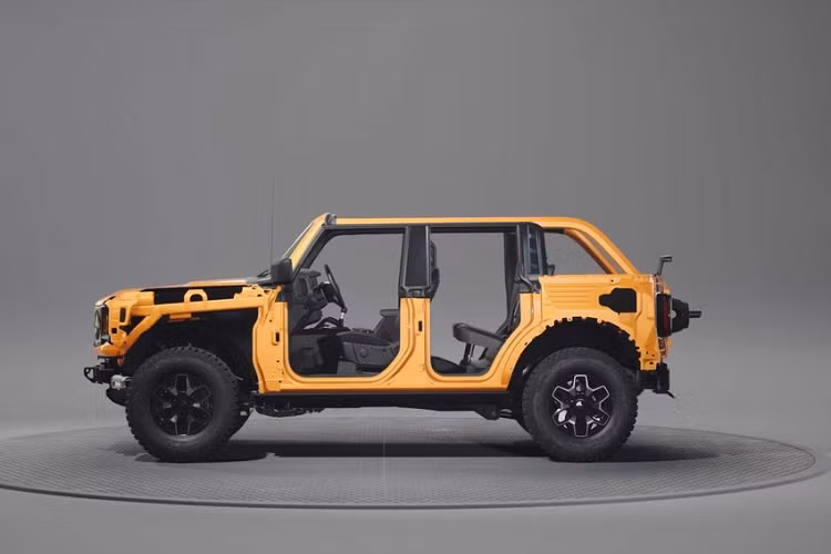 Nói một cách khác, người dùng có thể dễ dàng tháo cửa và nóc xe ra, và thậm chí là nhiều hơn thế nữa. Với một chút thời gian, biết cách, và một bộ đồ nghề cơ bản, bạn có thể “lột trần” một chiếc xe SUV Ford Bronco 2021 mà không phải gọi điện nhờ đến một thợ máy đã qua đào tạo. Đúng thế, mọi bộ phận như vòm bánh xe, tấm ốp hai đầu thanh cản va, bậc cửa, chắn bùn, lưới tản nhiệt và viền bao quanh lưới tản nhiệt đều được thiết kế tiện tháo lắp.