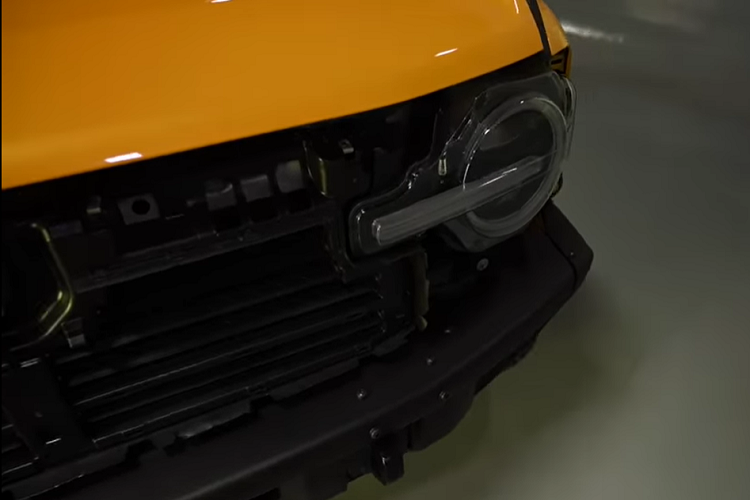 Lợi ích của việc này là rất rõ ràng trong một số trường hợp, và ít hơn ở những trường hợp khác. Ví dụ, tháo bỏ các vòm bánh xe và tấm ốp thanh cản va sẽ giúp Bronco dễ dàng đi qua các con đường mòn chật hẹp. Đối với những đoạn quá chật, thay thế những tấm chắn bùn đã sơn bằng những tấm chưa sơn sẽ làm tăng thêm độ bền, và khiến chủ xe đỡ thấy sót.