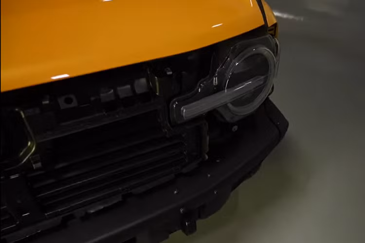 Lợi ích của việc này là rất rõ ràng trong một số trường hợp, và ít hơn ở những trường hợp khác. Ví dụ, tháo bỏ các vòm bánh xe và tấm ốp thanh cản va sẽ giúp Bronco dễ dàng đi qua các con đường mòn chật hẹp. Đối với những đoạn quá chật, thay thế những tấm chắn bùn đã sơn bằng những tấm chưa sơn sẽ làm tăng thêm độ bền, và khiến chủ xe đỡ thấy sót.