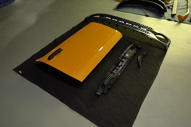 Bậc cửa và tấm ốp thanh cản va cũng có thể tháo ra nhanh chóng, trong khi lưới tản nhiệt và viền bao quanh thì mất công hơn một chút.