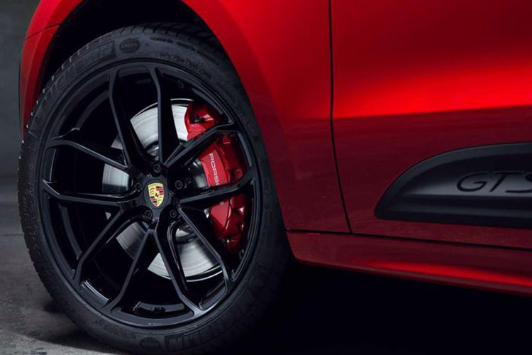 Riêng ở phiên bản Macan GTS 2022, Porsche mạnh tay bổ sung thêm một số trang bị tiêu chuẩn mới như hệ thống phanh phủ bề mặt PSCB - Porsche Surface Coated Brakes và hệ thống treo khí nén thích ứng cứng hơn 15% với hành trình nhỏ hơn.