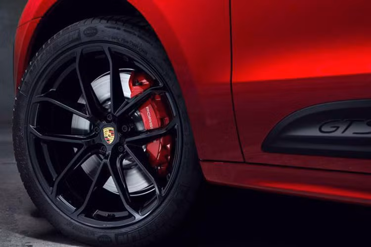 Riêng ở phiên bản Macan GTS 2022, Porsche mạnh tay bổ sung thêm một số trang bị tiêu chuẩn mới như hệ thống phanh phủ bề mặt PSCB - Porsche Surface Coated Brakes và hệ thống treo khí nén thích ứng cứng hơn 15% với hành trình nhỏ hơn.
