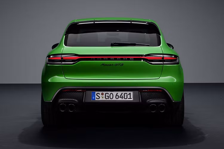 Porsche Macan 2022 vẫn sử dụng màn hình thông tin giải trí 10.9 inch với chức năng ra lệnh bằng giọng nói chạy trên nền tảng Porsche Communication Management (PCM). Giống như thiết kế bên ngoài, Porsche cũng cung cấp cho khách hàng nhiều gói trang trí tùy chọn cho khoang cabin của Macan như nội thất ốp sợi carbon và ghế ngồi bọc da Race-Tex với đường chỉ khâu tương phản màu Python Green.