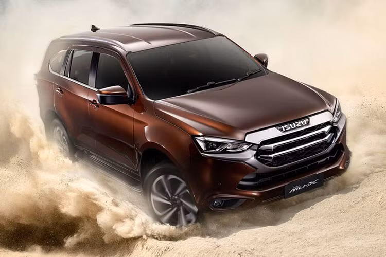 Vào hồi cuối tháng 10 năm ngoái, hãng xe Nhật Bản đã chính thức giới thiệu Isuzu MU-X thế hệ thứ ba tại thị trường Thái Lan. Đến ngày 12/11/2020, hãng Isuzu mới bắt đầu nhận cọc dành cho mẫu SUV cỡ trung này. Chỉ trong vòng hơn 1 tháng, hãng Isuzu đã nhận được 7.000 đơn đặt cọc của khách hàng Thái Lan dành cho MU-X thế hệ mới, bất chấp tình hình kinh tế đi xuống vì đại dịch Covid-19.