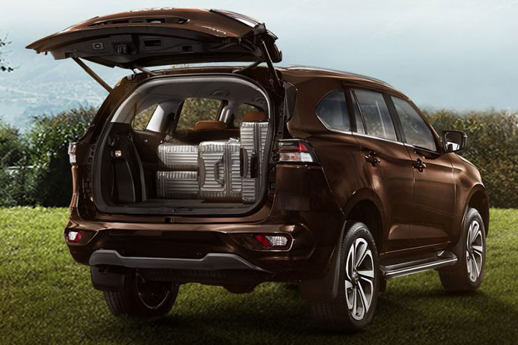 Ngoài ra, mẫu xe này có những trang bị đáng chú ý như vành la-zăng với đường kính từ từ 17 - 20 inch, đèn pha LED, cửa cốp chỉnh điện, màn hình thông tin giải trí cảm ứng 7 inch hoặc 9 inch, màn hình màu đa thông tin TFT trong bảng đồng hồ, mở cửa không cần chìa khóa, khởi động máy bằng nút bấm, điều hòa tự động 2 vùng với lọc bụi mịn PM2.5 hay hệ thống đèn viền nội thất.