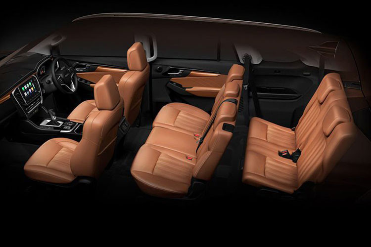 Bên trong mẫu xe SUV 7 chỗ ngồi thế hệ mới này được trang bị núm xoay chọn chế độ của hệ dẫn động 4 bánh nằm trên cụm điều khiển trung tâm, phanh đỗ xe điện tử, cửa gió điều hòa trên trần xe dành cho 2 hàng ghế sau, hàng ghế thứ hai gập 60:40 và hàng ghế thứ ba gập 50:50.