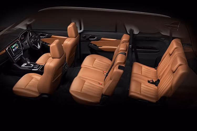 Bên trong mẫu xe SUV 7 chỗ ngồi thế hệ mới này được trang bị núm xoay chọn chế độ của hệ dẫn động 4 bánh nằm trên cụm điều khiển trung tâm, phanh đỗ xe điện tử, cửa gió điều hòa trên trần xe dành cho 2 hàng ghế sau, hàng ghế thứ hai gập 60:40 và hàng ghế thứ ba gập 50:50.