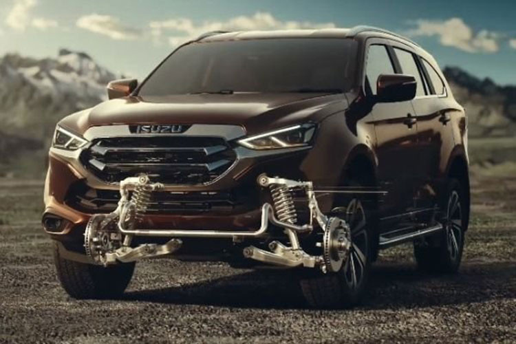 Cuối cùng là những trang bị an toàn như 6 túi khí, hệ thống cân bằng điện tử, hệ thống chống bó cứng phanh ABS, phân phối lực phanh điện tử EBD, hỗ trợ phanh khẩn cấp, hỗ trợ khởi hành ngang dốc, hỗ trợ đổ đèo và kiểm soát lực kéo. Những hệ thống hỗ trợ người lái của xe bao gồm phát hiện điểm mù, cảnh báo phương tiện cắt ngang khi lùi,...