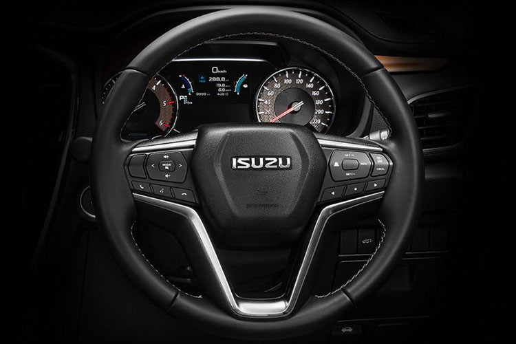 So với các đối thủ cùng phân khúc, Isuzu MU-X có giá bán khá tốt nhưng vẫn ế ẩm. Trong 11 tháng đầu năm 2020, chỉ có 475 chiếc Isuzu MU-X được bán cho khách hàng Việt Nam trong khi con số tương ứng của Toyota Fortuner là 7.239 chiếc và Ford Everest là 4.810 chiếc.