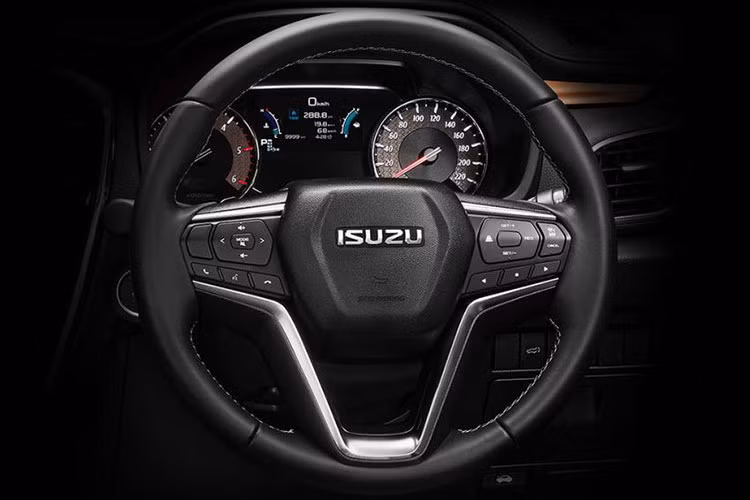 So với các đối thủ cùng phân khúc, Isuzu MU-X có giá bán khá tốt nhưng vẫn ế ẩm. Trong 11 tháng đầu năm 2020, chỉ có 475 chiếc Isuzu MU-X được bán cho khách hàng Việt Nam trong khi con số tương ứng của Toyota Fortuner là 7.239 chiếc và Ford Everest là 4.810 chiếc.