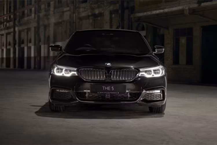 Khách hàng yêu thích dòng xe sang BMW 5-Series tại Malaysia vừa có thêm một phiên bản mới để lựa chọn, đó là 530i M Sport Dark Shadow Edition. So với 530i M Sport tiêu chuẩn, phiên bản giới hạn này có lớp sơn ngoại thất màu đen Carbon Black, đi kèm là các trang bị bổ sung như gói trang trí Shadow Line, bộ mâm M Performance.