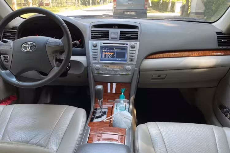 Phiên bản Camry 2.4G sử dụng động cơ xăng 4cyl dung tích 2.4L hút khí tự nhiên, mã 2AZ-FE cho công suất tối đa 165 mã lực và mô men xoắn cực đại 223 Nm.