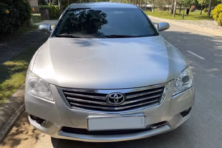 Ngoại thất Toyota Camry 2.4G đời 2011 vẫn còn bền dáng qua thời gian, form xe thiết kế sang trọng. Phần đầu xe sử dụng đèn pha HID, tự động điều chỉnh góc chiếu ALS loại tĩnh. Chế độ điều khiển đèn tự động bật/tắt. Kính chiếu hậu ngoài gập điện, tích hợp đèn báo rẽ. “Dàn chân” sử dụng mâm 16 inch (215/60R16) sơn màu bạc trang nhã.