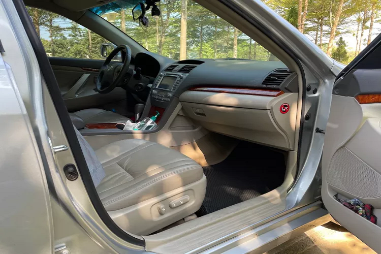 Nội thất của Toyota Camry 2.4G đời 2011 mang thiết kế đơn giản, thực dụng và thân thiện với người dùng.