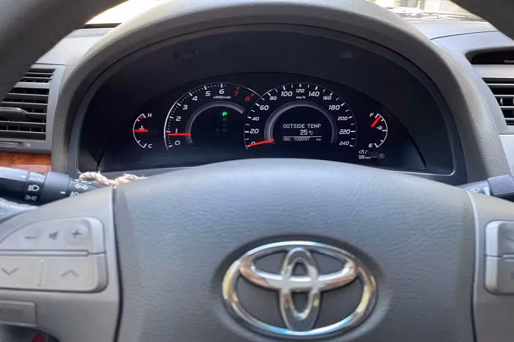 Tổng thể nội thất vẫn đẹp sau hơn 10 năm. Xe đi kèm với các trang bị như nút điều chỉnh âm thanh tích hợp trên vô lăng, cửa sổ điều chỉnh điện có chức năng chống kẹt, hệ thống âm thanh 6 loa nghe nhạc CD/MP3/WMA.Radio AM/FM.