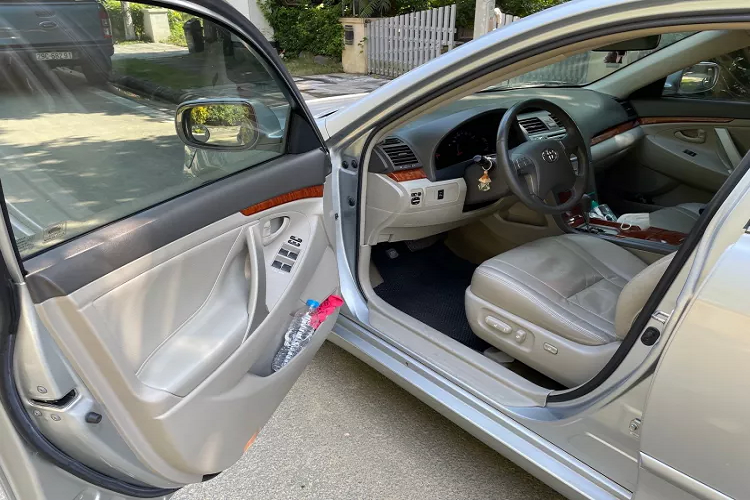 Hộp số tự động 5 cấp và sử dụng hệ dẫn động cầu trước. Như bao động cơ khác của dòng xe Camry, động cơ 2.4L này cực kỳ bền bỉ. Ngoài ra, phụ tùng cho đời xe này hoàn toàn dễ kiếm và có giá dễ chịu.