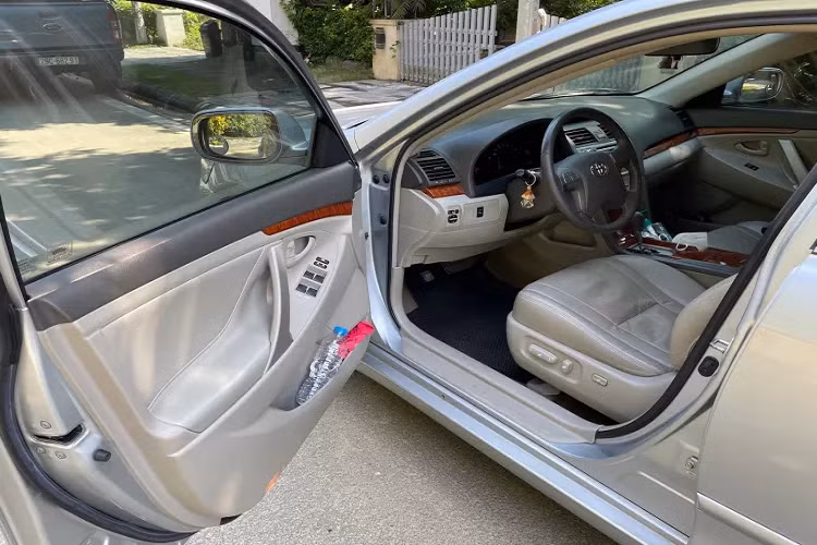 Hộp số tự động 5 cấp và sử dụng hệ dẫn động cầu trước. Như bao động cơ khác của dòng xe Camry, động cơ 2.4L này cực kỳ bền bỉ. Ngoài ra, phụ tùng cho đời xe này hoàn toàn dễ kiếm và có giá dễ chịu.