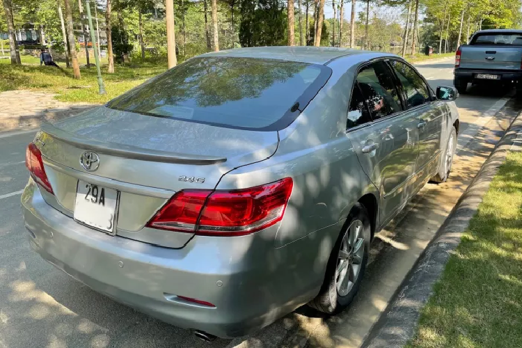 Hệ thống điều hòa tự động độc lập 2 vùng. Ghế ngồi bọc da và rèm che nắng phía sau. Xe đi kèm với các trang bị an toàn như Hệ thống điều khiển ổn định xe VSC, cảm biến lùi &amp; cảm biến 4 góc.