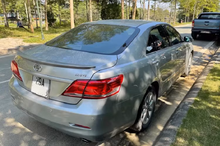 Hệ thống điều hòa tự động độc lập 2 vùng. Ghế ngồi bọc da và rèm che nắng phía sau. Xe đi kèm với các trang bị an toàn như Hệ thống điều khiển ổn định xe VSC, cảm biến lùi &amp; cảm biến 4 góc.