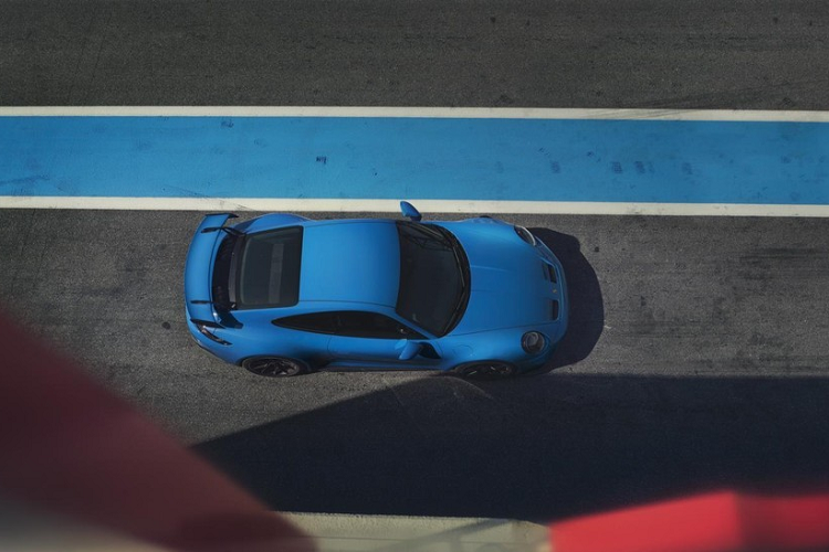 Sức mạnh động cơ được truyền tới bánh thông qua hộp số sàn 6 cấp hoặc tự động ly hợp kép PDK 7 cấp. Nhờ đó, siêu xe Porsche 911 GT3 2022 bản số sàn có thể tăng tốc từ 0-100 km/h trong 3,9 giây và 0-200 km/h trong 11,9 giây. 2 con số tương ứng của phiên bản số tự động là 3,9 giây và 10,8 giây. Vận tốc tối đa của xe là 320 km/h ở bản số sàn và 318 km/h ở bản số tự động.