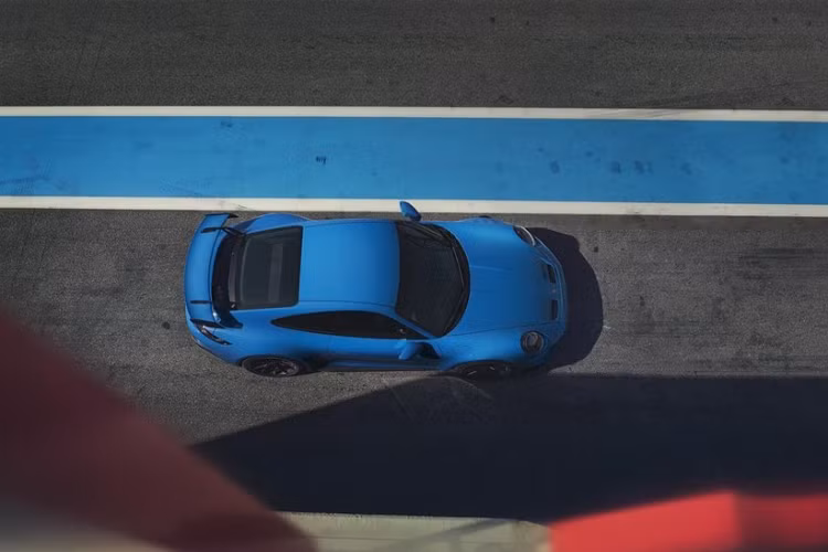 Sức mạnh động cơ được truyền tới bánh thông qua hộp số sàn 6 cấp hoặc tự động ly hợp kép PDK 7 cấp. Nhờ đó, siêu xe Porsche 911 GT3 2022 bản số sàn có thể tăng tốc từ 0-100 km/h trong 3,9 giây và 0-200 km/h trong 11,9 giây. 2 con số tương ứng của phiên bản số tự động là 3,9 giây và 10,8 giây. Vận tốc tối đa của xe là 320 km/h ở bản số sàn và 318 km/h ở bản số tự động.