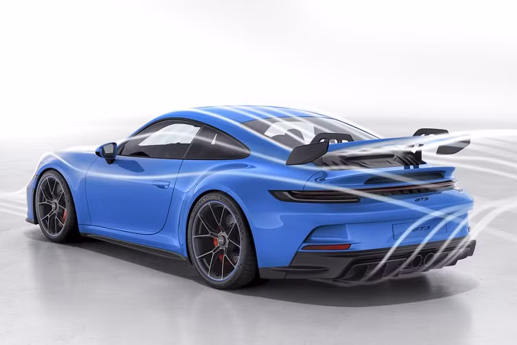 Ngoài ra, xe còn có nội thất bọc Alcantara và màn hình xe đua dành cho bảng đồng hồ, giúp hiển thị những thông tin như áp suất lốp, áp suất dầu, nhiệt độ dầu, lượng xăng còn trong bình hoặc nhiệt độ nước làm mát. Trong khi đó, khung an toàn và ghế thể thao với khung bằng carbon là trang bị thêm cho xe.