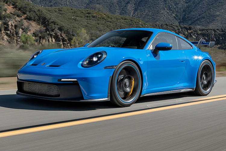 Bên trong Porsche 911 GT3 2022 là không gian nội thất được thiết kế nhằm nhấn mạnh sự cân bằng giữa màn hình cảm ứng và các phím cơ học thông thường. Những chức năng lái của xe có thể điều chỉnh qua nút bấm cơ học hoặc màn hình cảm ứng.