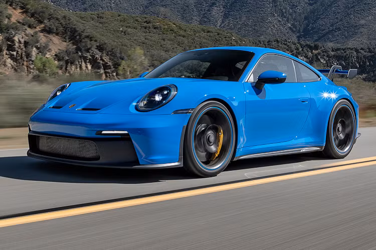 Bên trong Porsche 911 GT3 2022 là không gian nội thất được thiết kế nhằm nhấn mạnh sự cân bằng giữa màn hình cảm ứng và các phím cơ học thông thường. Những chức năng lái của xe có thể điều chỉnh qua nút bấm cơ học hoặc màn hình cảm ứng.