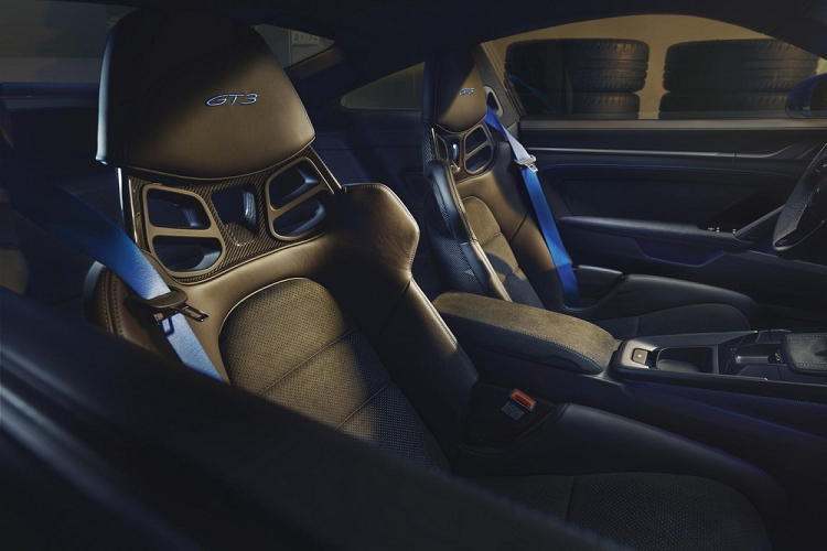 Về kích thước, Porsche 911 GT3 2022 sở hữu chiều dài 4.573 mm, chiều rộng 1.852 mm, chiều cao 1.279 mm và chiều dài cơ sở 2.457 mm. Trọng lượng của xe đạt mức 1.148 kg ở bản số sàn và 1.435 kg ở bản số tự động.