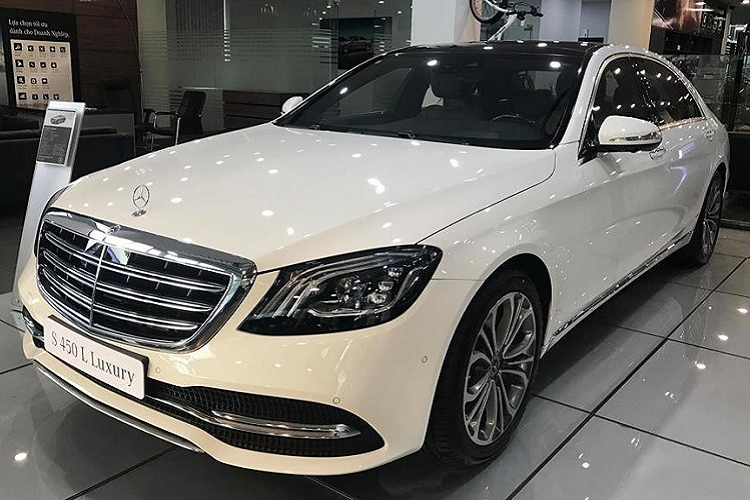 Động cơ này kết hợp với hộp số tự động 9 cấp 9G-Tronic và hệ dẫn động cầu sau, nhờ đó, chiếc xe sang Mercedes-Benz S450 có thể tăng tốc từ vị trí xuất phát lên 100 km/h trong thời gian 5,4 giây trước khi đạt vận tốc tối đa 250 km/h.