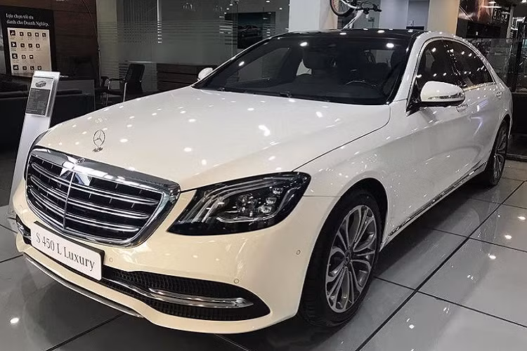 Động cơ này kết hợp với hộp số tự động 9 cấp 9G-Tronic và hệ dẫn động cầu sau, nhờ đó, chiếc xe sang Mercedes-Benz S450 có thể tăng tốc từ vị trí xuất phát lên 100 km/h trong thời gian 5,4 giây trước khi đạt vận tốc tối đa 250 km/h.