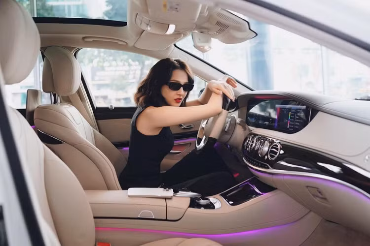 Mới đây, nữ ca sĩ kiêm diễn viên truyền hình Bảo Anh đã chia sẻ những hình ảnh tậu chiếc Mercedes-Benz S450 hạng sang phiên bản cuối cùng được bán ra tại thị trường trong nước đến hết năm 2021 này. Theo như thông tin chúng tôi có được, đây là chiếc xe Mercedes-Benz đầu đời của nữ ca sĩ Anh Muốn Em Sống Sao cũng là chiếc xe ôtô thứ 2 mà Bảo Anh tậu.