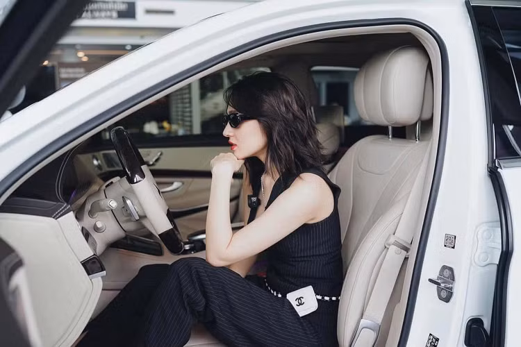 Chiếc xe sang Mercedes-Benz S450 của Bảo Anh mới mua có ngoại thất sơn màu trắng, đây là 1 trong những màu sắc sang và được nhiều khách hàng cũng như giới nghệ sĩ Việt chọn làm bộ áo cho Mercedes-Benz S450 của mình. Khoang lái xe bọc da màu kem.