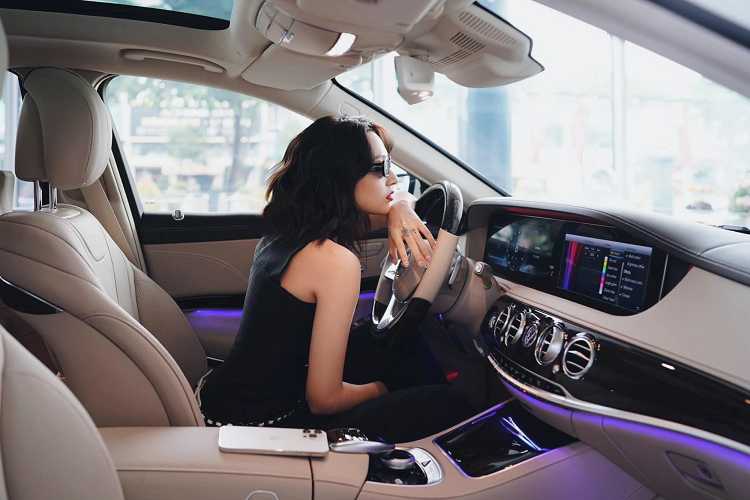 Việc tậu xe sang Mercedes-Benz S450 cũng giúp Bảo Anh gia nhập vào câu lạc bộ những người nổi tiếng sở hữu xe Mercedes-Benz tại Việt Nam.