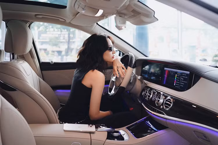 Việc tậu xe sang Mercedes-Benz S450 cũng giúp Bảo Anh gia nhập vào câu lạc bộ những người nổi tiếng sở hữu xe Mercedes-Benz tại Việt Nam.