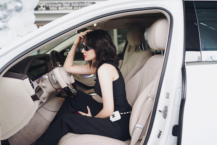 Hiện tại, dòng xe sang Mercedes-Benz S450 đang được bán chính hãng tại Việt Nam với phiên bản S450L và S450L Luxury. Trong đó, giá xe Mercedes-Benz S450L là 4,3 tỷ đồng, còn phiên bản Mercedes-Benz S450L Luxury có giá 4,969 tỷ đồng.