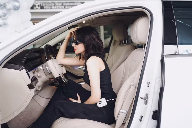 Hiện tại, dòng xe sang Mercedes-Benz S450 đang được bán chính hãng tại Việt Nam với phiên bản S450L và S450L Luxury. Trong đó, giá xe Mercedes-Benz S450L là 4,3 tỷ đồng, còn phiên bản Mercedes-Benz S450L Luxury có giá 4,969 tỷ đồng.