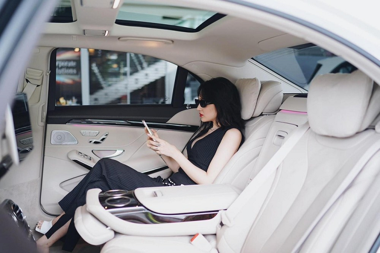 Nữ ca sĩ Anh Muốn Em Sống Sao cũng chia sẻ là khi biết được giá xe Mercedes-Benz S-Class hoàn toàn mới được bán ra tại dải đất hình chữ S vào năm sau gần gấp đôi những chiếc xe Mercedes-Benz S450 còn xót lại trong năm 2021 này nên đã nhanh chóng quyết định đặt mua. Nữ ca sĩ đến nhận bàn giao xe Mercedes-Benz S450 trong trang phục đen với điểm nhấn là đôi guốc màu trắng, tông xuyệt tông với xe
